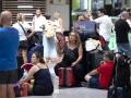 Numerosas personas aguardan en la estación de trenes María Zambrano de Málaga por los retrasos producidos por una avería en La Sagra (Toledo) y que obligó a suspender la circulación de los trenes de alta velocidad entre Madrid y Andalucía en ambos sentidos. EFE/Daniel Pérez