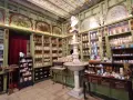 El interior del Herbolario, en el que se puede ver la pequeña fuente que antes albergaba sanguijuelas