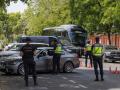 Agentes de la Policía Nacional durante el operativo de control de personas y vehículos instalado en una céntrica calle de Sevilla, que acogerá a partir del próximo lunes la IV Conferencia Internacional sobre Financiación para el Desarrollo (FFD4), la que se esperan hasta 12.000 asistentes, entre las delegaciones oficiales de los 150 países que han confirmado su presencia, incluidos medio centenar de jefes de Estado o de Gobierno