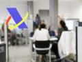 Varias personas son atendidas en la Agencia Tributaria