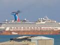 El crucero 'Carnival Liberty', atracado en el puerto de Cádiz (archivo)