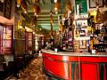 Sevilla, jamón y tabernas con azulejos