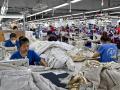 Trabajadores cosen prendas en una fábrica textil en la provincia vietnamita de Thai Nguyen