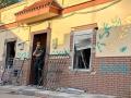 Un agente de la Guardia Civil vigila el exterior de la vivienda del Poblado de Alfonso XIII