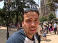 Guillem, el 'youtuber' que presenta el canal 'BCN a pie de calle', frente a la Sagrada Familia