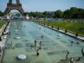 La gente se refresca en la Fuente del Trocadero, frente a la Torre Eiffel en París
