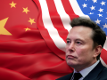 Elon Musk junto a las banderas de China y EE.UU.