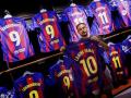 Aficionado del Barça posa con la camiseta de Lamine Yamal con el '10'