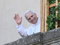 El Papa saluda a los fieles a su llegada a Villa Barberini, en Catelgandolfo