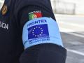 Plano del brazo de un policía de Frontex