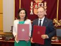 La ministra de Defensa, Margarita Robles, y el presidente de Ceuta, Juan Jesús Vivas, firman un acuerdo para que la ciudad autónoma use 140.000 metros cuadrados de Defensa para construir vivienda social.