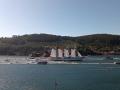 El buque Juan Sebastián de Elcano siendo escoltado