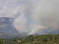 Un helicóptero trabaja en las tareas de extinción del incendio forestal de alta intensidad que se inició ayer en Paüls (Tarragona)