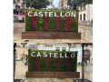 Imagen del mosaico floral situado en la plaza del Ayuntamiento de Castellón donde aparece el topónimo en valenciano y castellano