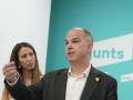 El secretario general de Junts, Jordi Turull, junto a Judith Toronjo, diputada en el Parlament