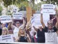 Varios vecinos protestan contra los cortes de luz frente a la sede de Endesa en Sevilla en el verano de 2022
