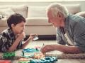 Nieto y abuelo pasan tiempo juntos