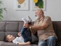 Abuelo y nieto jugando