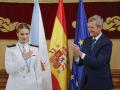 La princesa Leonor, aplaudida por el presidente del Ejecutivo gallego, Alfonso Rueda, tras recibir este lunes la Medalla de Oro de Galicia