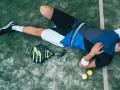 Un joven cansado después de jugar al tenis