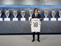 Álvaro Carreras posa con la camiseta del Real Madrid