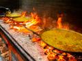 Imagen de unas paellas cocinadas a leña en el restaurante Casa Carmela de Valencia