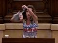 Una diputada de la CUP rompe una foto del Rey en el parlamento de Cataluña