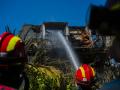 Bomberos refrescan una de las casas afectadas por el incendio de Méntrida en la urganización Calypo Fado de Casarrubios del Monte

MATEO LANZUELA/EUROPA PRESS
18/7/2025