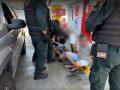 Agentes de la Guardia Civil con los detenidos de la organización que operaba con una narcogasolinera flotante.

REMITIDA / HANDOUT por GUARDIA CIVIL
Fotografía remitida a medios de comunicación exclusivamente para ilustrar la noticia a la que hace referencia la imagen, y citando la procedencia de la imagen en la firma
22/7/2025
