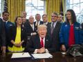 El presidente estadounidense Donald J. Trump (c), antes de firmar el Acta de Autorización de Transición de la NASA en el despacho Oval de la Casa Blanca en Washington DC, Estados Unidos, el 21 de marzo de 2017