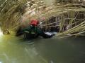 Imagen de un agente de la Guardia Civil buscando en el río Turia