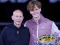 Jannik Sinner posa junto a Umberto Ferrara con el trofeo del campeón del Open de Australia