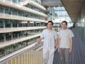 Bernardo Rodríguez-Martin (izq) y Emiliano Sotelo-Fonseca en el Centro de Regulación Genómica (CRG) en Barcelona