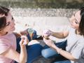 Dos mujeres tomando un helado