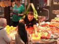 Un frutero atiende una parada en el Mercado de la Estrella de Barcelona