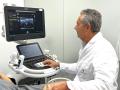 El doctor Sánchez Maestre, de Hospital Quirónsalud Córdoba, realiza una eco-doppler a una paciente en consulta