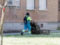 (Foto de ARCHIVO)
Un jardinero, a 29 de mayo de 2025, en Madrid (España). Esta reforma permite que colectivos expuestos a condiciones laborales penosas, peligrosas, tóxicas o insalubres puedan adelantar su edad de jubilación, en algunos casos hasta los 52 años, sin penalizaciones en la pensión. Hasta ahora, la jubilación anticipada ya era posible para trabajadores del mar, mineros, policías locales y autonómicos o personal de vuelo. Con la nueva regulación, se abre la puerta a sectores como: trabajadores de la construcción, camareras de piso (“kellys”), Policía Nacional y Guardia Civil, profesionales sanitarios y otros colectivos que acrediten condiciones laborales especialmente duras o peligrosas.

Ricardo Rubio / Europa Press
29 MAYO 2025;TRABAJADORES;TRABAJO;CALLE;JUBILACIÓN ANTICIPADA;TRABAJO;TRABAJADOR;PIXELADA
29/5/2025