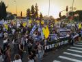 Manifestantes se concentran frente a la oficina de Netanyahu