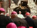 El Papa León XIV dirige una meditación reflexiva como parte del Jubileo de los Obispos en el Vaticano, ofreciendo un momento de conexión espiritual al clero asistente.