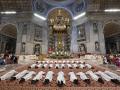 El Papa León XIV dirige una misa para la ordenación de 32 nuevos sacerdotes en la Basílica de San Pedro del Vaticano el 27 de junio de 2025.