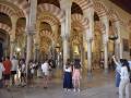 Varios turistas visitan la mezquita de Córdoba