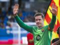 Ter Stegen saluda a los aficionados en la previa del Joan Gamper