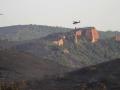 Medios aéreos sobre una zona afectada por el fuego que ha arrasado parte del espacio natural de Las Médulas, catalogado por la Unesco como Patrimonio de la Humanidad y corazón turístico de la comarca leonesa de El Bierzo, que ha dejado una sensación entre los vecinos de vivir un infierno del que tardarán años en salir