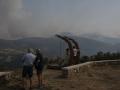 Mirador de Chandrexa de Queixa con columpio y vistas hacia el Macizo Central gallego con los incendios de Chandrexa de Queixa (izda) y Serra de san Mamede (Meceda), derecha. Ourense 11/08/25. Foto Rosa Veiga