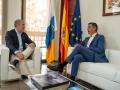El presidente del Gobierno, Pedro Sánchez (d), y el presidente de Canarias, Fernando Clavijo (i), se reúnen para abordar la crisis migratoria del archipiélago, en la Dirección Insular de la Administración General del Estado en Santa Cruz de la Palma, a 23 de agosto de 2024, en Santa Cruz de La Palma, La Palma, Canarias (España). Clavijo solicitó hace varios días la reunión ante la tensión que sufre el archipiélago con la atención a los menores migrantes no acompañados, algo más de 5.200, acogidos en más de 80 recursos al límite de su capacidad distribuidos por el archipiélago. Dicho encuentro se produce días antes de que Sánchez emprenda un viaje oficial a Gambia, Mauritania y Senegal.

Europa Press Canarias / Europa Press
23 AGOSTO 2024;REUNIÓN;CRISIS;MIGRACIÓN
23/8/2024