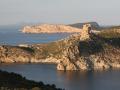 Isla de Cabrera con el antiguo castillo en la cumbre