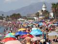 Numerosos turistas y malagueños disfrutan de la playa de La Malagueta