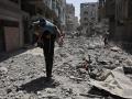 Un niño camina por las ruinas de la Franja