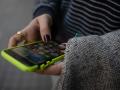 Imagen de archivo de una mujer consultando su teléfono móvil