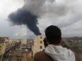 Columnas de humo se elevan sobre Saná, capital de Yemen